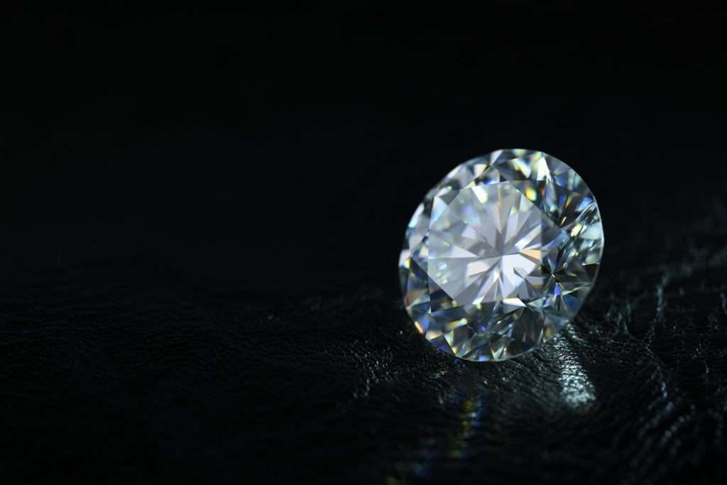 Round brilliant diamond on a dark background