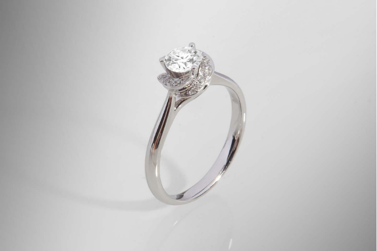 White gold diamond ring